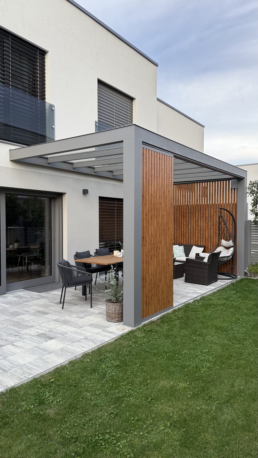Pergola s stekleno streho in lesenimi letvicami – FRUI-LIFE