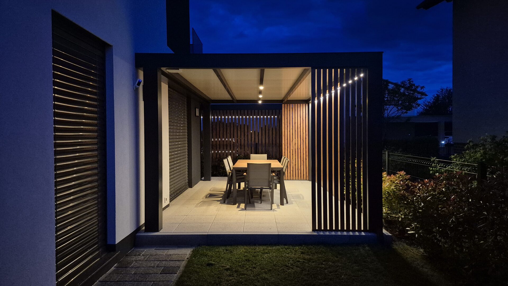 Pergola nad teraso z nočno osvetlitvijo – FRUI-LIFE